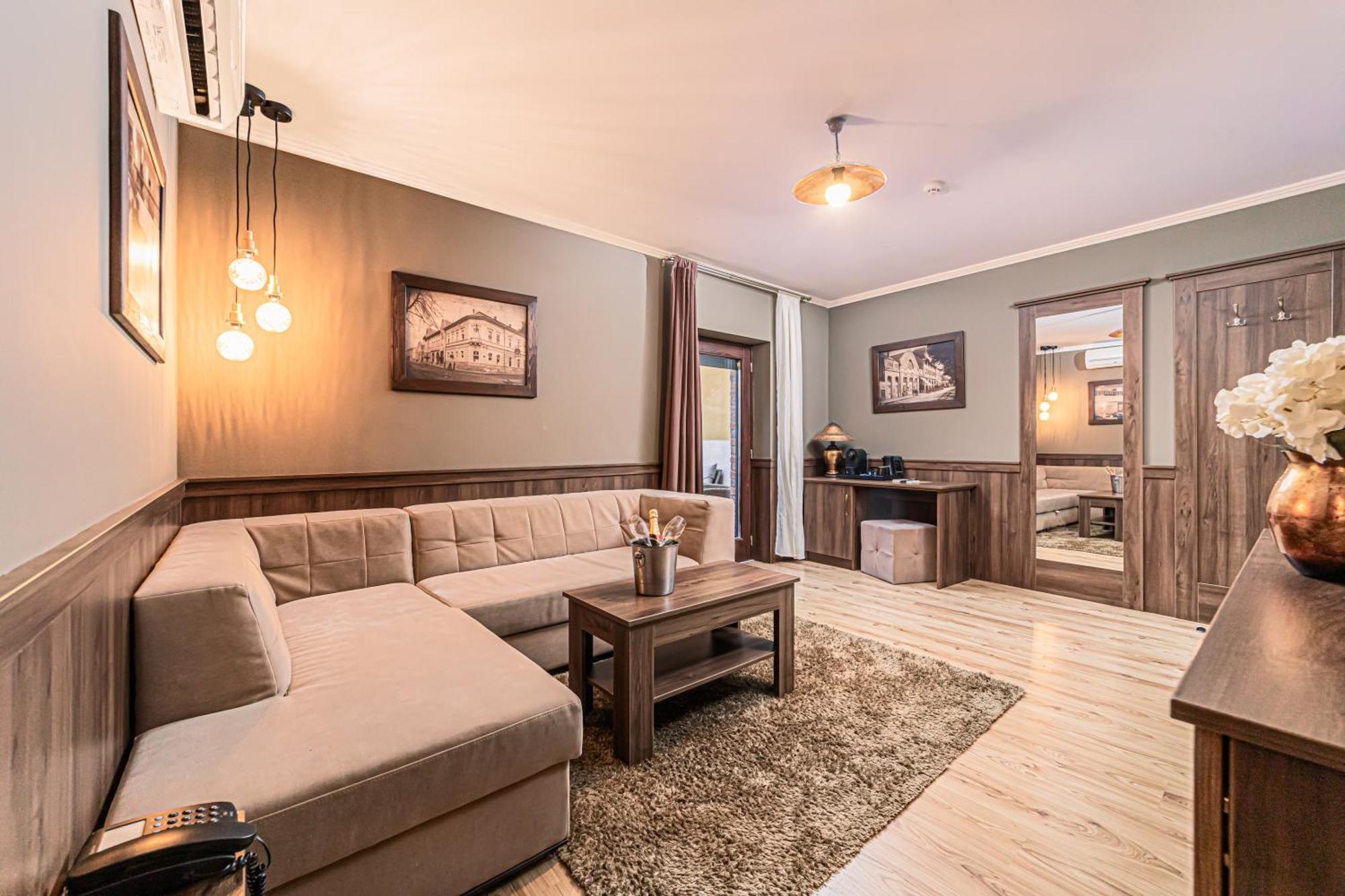 Komlo Hotel Gyula Εξωτερικό φωτογραφία